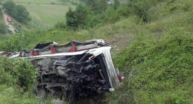 Keşmir’de 75 kişiyi taşıyan yolcu otobüsü vadiye düştü