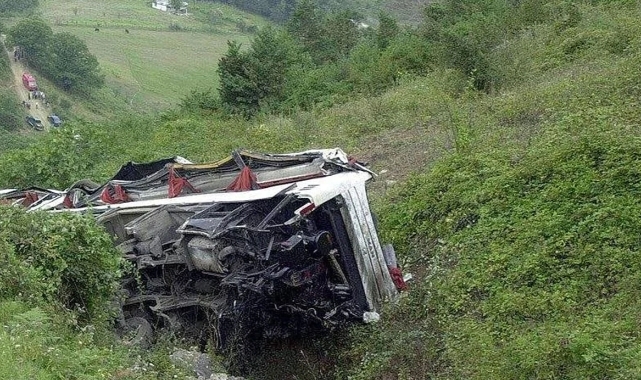 Keşmir’de 75 kişiyi taşıyan yolcu otobüsü vadiye düştü