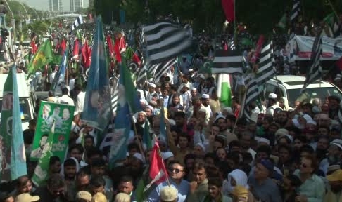 Khan’ın serbest bırakılması protesto edildi
