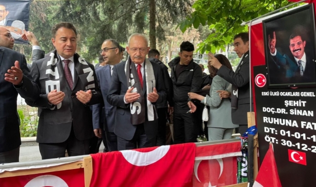 Kılıçdaroğlu ve Babacan Bursa'da Sinan Ateş'in mezarını ziyaret etti