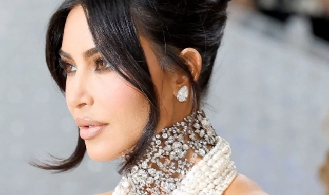 Kim Kardashian'ın elbisesini yapmak için 50 bin inci kullanıldı