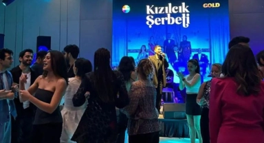 Kızılcık Şerbeti dizisinin ekibi sezon finalini kutladı