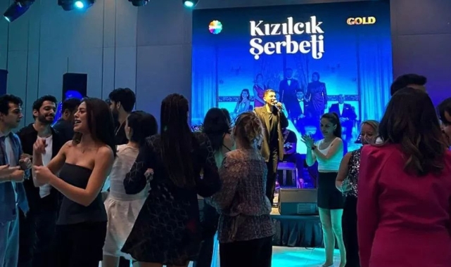 Kızılcık Şerbeti dizisinin ekibi sezon finalini kutladı