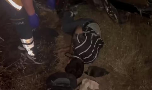 Kontrolden çıkan otomobil kayaya çarptı