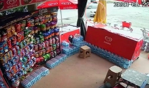 Kontrolden çıkan otomobil markete daldı