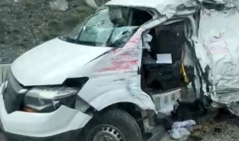Kovan yüklü tır ile minibüs çarpıştı: 3 yaralı