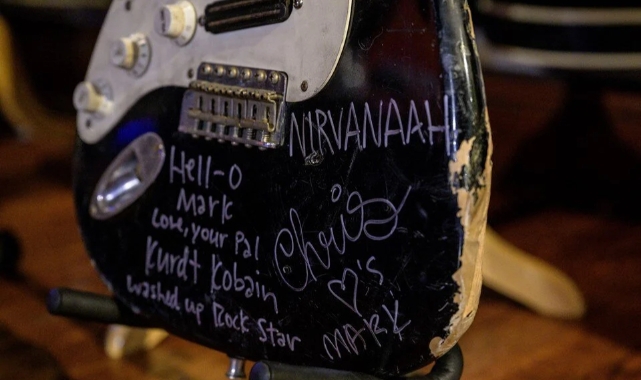 Kurt Cobain'in parçaladığı gitar açık artırmada satıldı