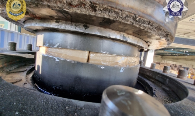 Makinenin içine gizlenmiş 300 kilodan fazla uyuşturucu bulundu