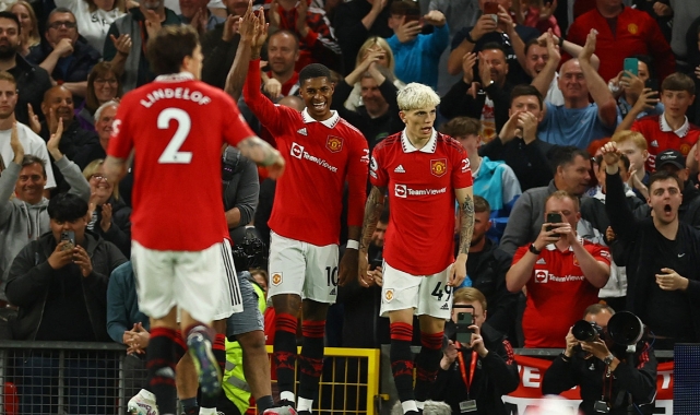 Manchester United kazandı, Liverpool yıkıldı
