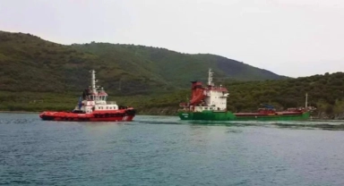 Marmara Adası'nda karaya oturan gemi kurtarıldı