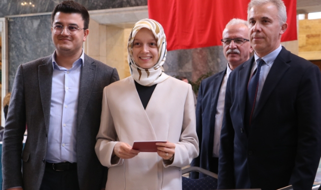 Meclisin en genç milletvekili kaydını yaptırdı