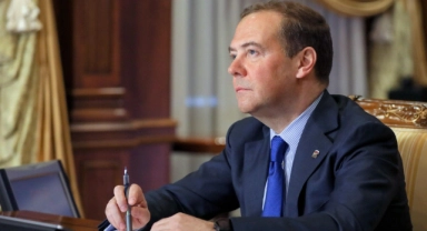 Medvedev: "İngiliz yetkililer meşru askeri hedef olarak görülebilir"