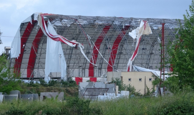 Mersin'de seraları hortum vurdu