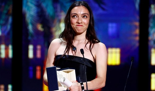 Merve Dizdar Cannes'da en iyi kadın oyuncu ödülünü aldı