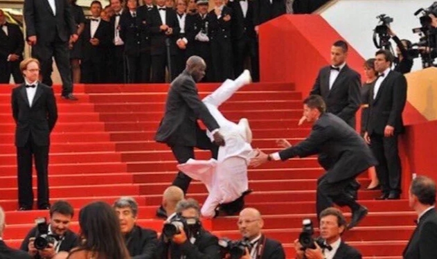 Met Gala'da "merdivenden düştü" şakası