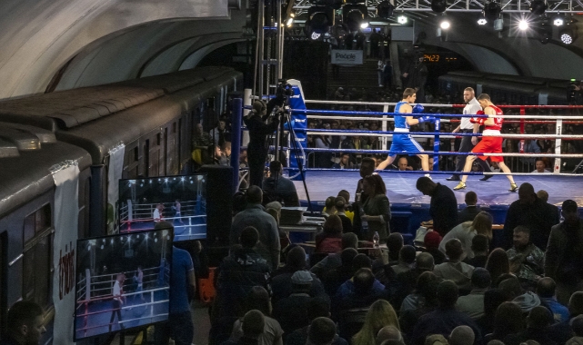 Metro istasyonunda boks turnuvası yaptılar