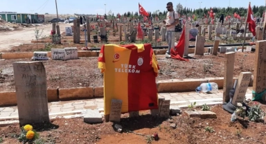 Mezarlık sarı-kırmızı formalarla doldu