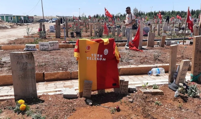 Mezarlık sarı-kırmızı formalarla doldu