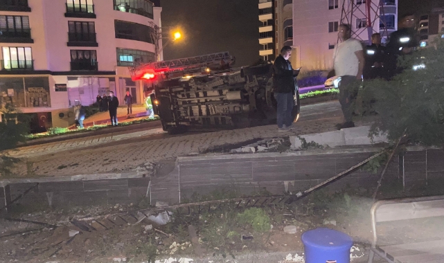 Minibüs ile çarpışan otobüs apartmana çarparak durdu!