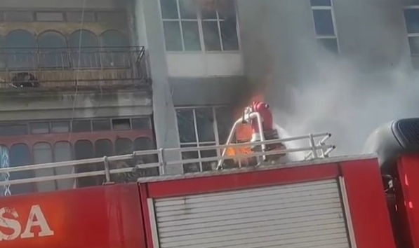 Mobilya imalathanesinde korkutan yangın