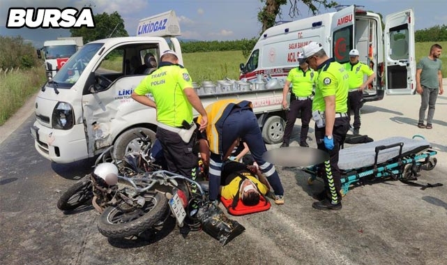 Motosiklet ile kamyonet çarpıştı: 1’i ağır 2 yaralı