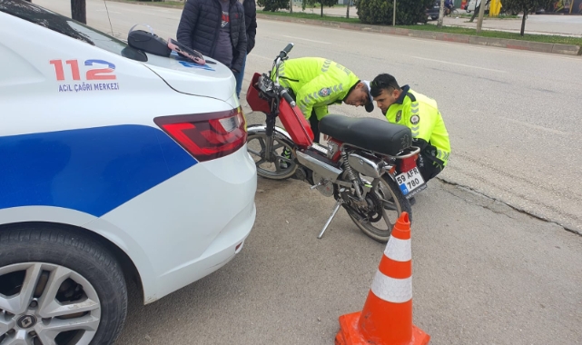 Motosiklet otomobile arkadan çarptı; 3 yaralı