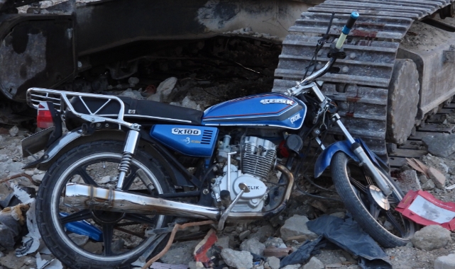 Motosiklet park halindeki kepçeye çarptı