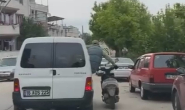 Motosikleti aracın camından sarkarak götürdü