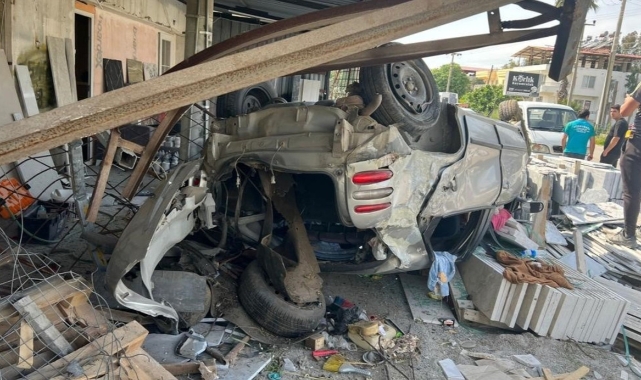 Muğla'da otomobil mermer dükkanına girdi