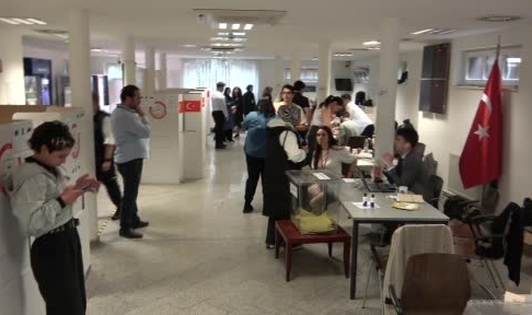 O ülkede oy verme işlemlerinin bitimine saatler kaldı