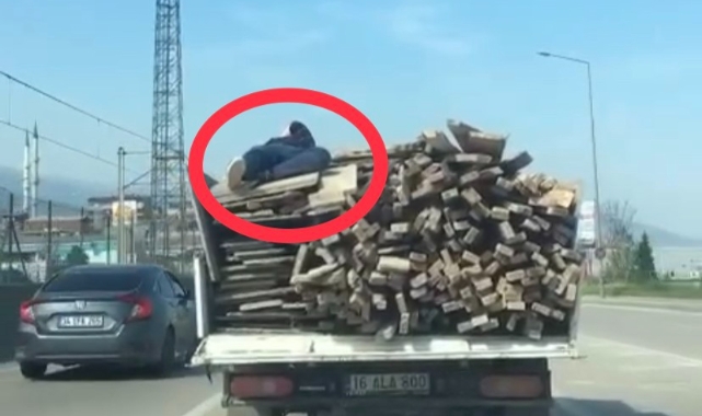 Odunların üzerinde canını hiçe saydı