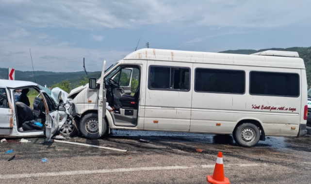 Öğrenci servisi ile otomobil çarpıştı: 1 ölü, 11 yaralı