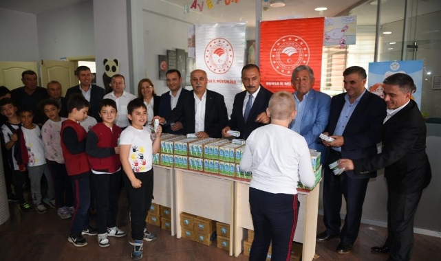 Okullarda öğrencilere süt ikram edildi