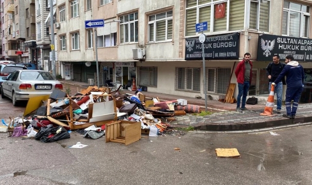 Ölen babasının eşyalarını sokağa fırlattı!