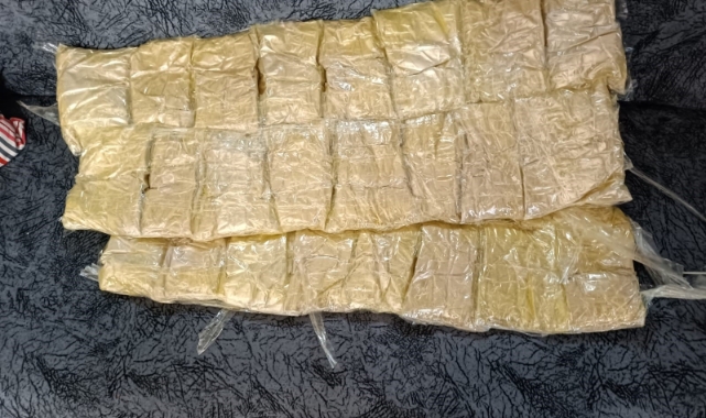 Otobüsteki iki yolcudan uyuşturucu çıktı
