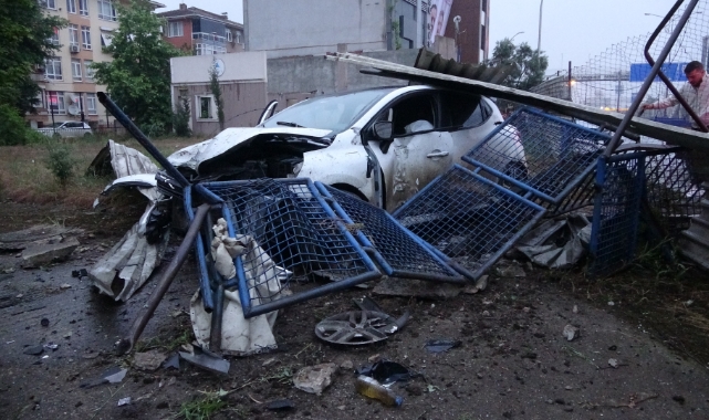 Otomobil bariyere çarptı: 2 yaralı