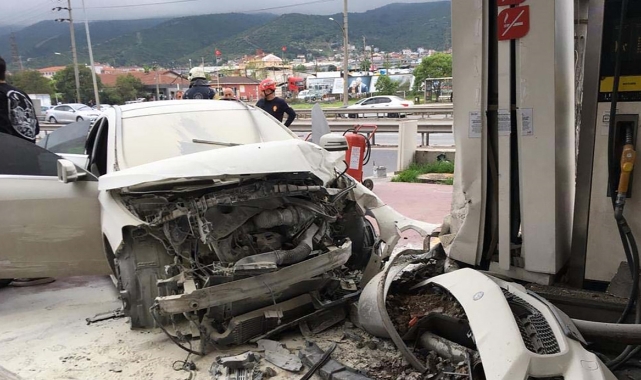 Otomobil benzin istasyonuna daldı