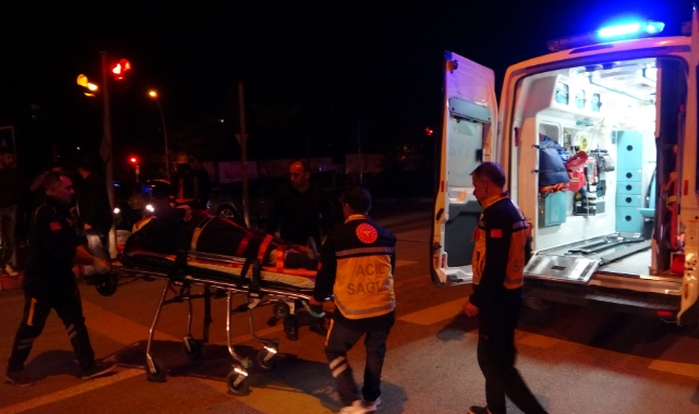 Otomobil ile çarpışan hafif ticari araç devrilip yan yattı
