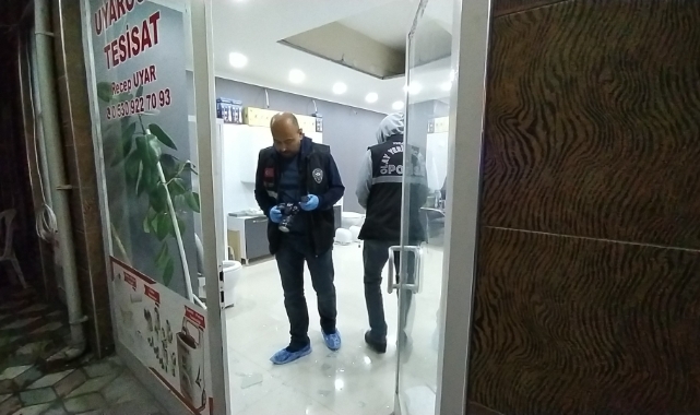 Otomobil ile geldikleri iş yerini kurşunladılar