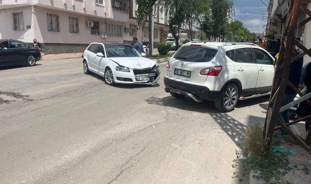 Otomobil ile motosiklet çarpıştı: 2 yaralı