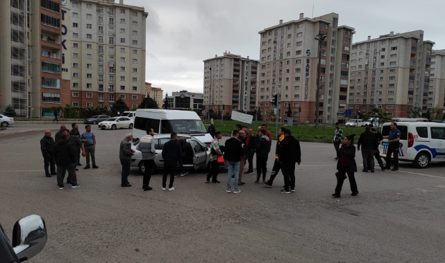 Otomobil ile yolcu minibüsü çarpıştı: 1 yaralı