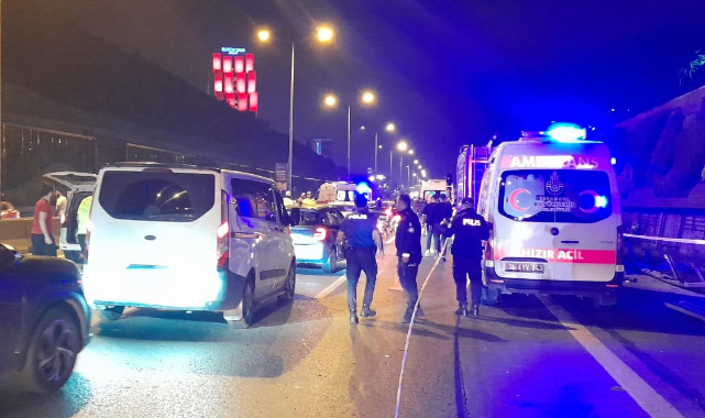Otomobil işçilerin arasına daldı! 4 ölü