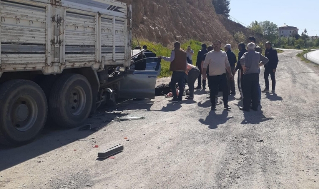 Otomobil, park halindeki kamyona arkadan çarptı; 5 yaralı