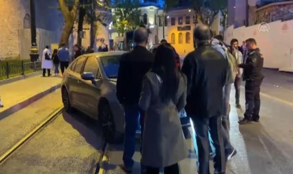 Otomobil tramvay yoluna girdi!