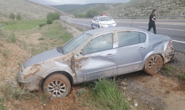 Otomobil yoldan çıktı: 1’i çocuk 3 yaralı