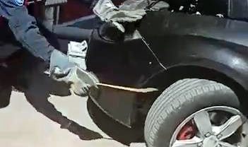 Otomobile giren yılanı itfaiye çıkardı