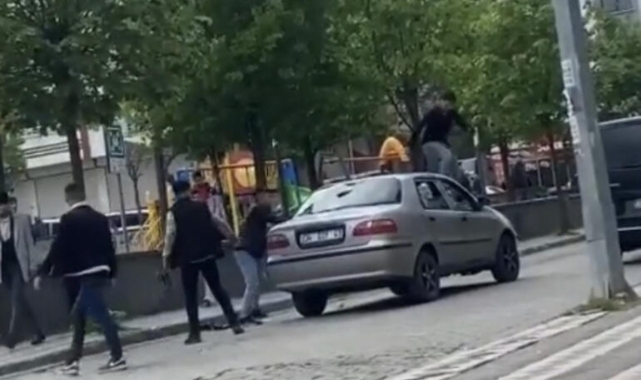 Otomobili parçalayıp bıçakla dehşet saçtılar: 2 yaralı
