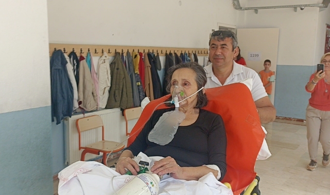 Oy kullanmak için oksijen tüpüyle geldi