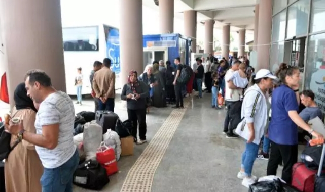 Oylarını kullanan Hataylılar, kentten ayrılıyor