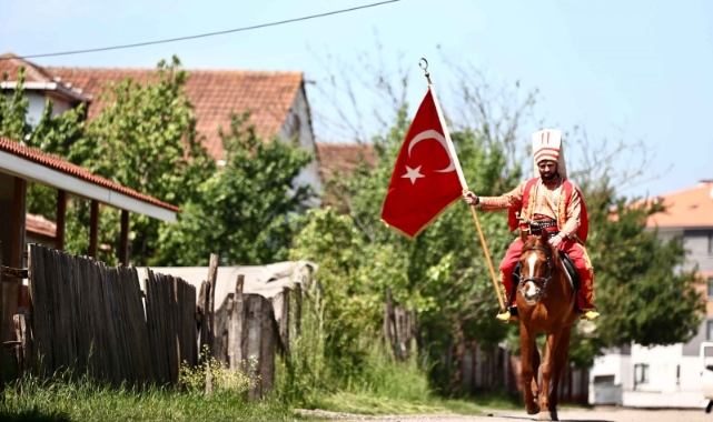 Oyunu kullanmaya yeniçeri kıyafeti ve atla geldi